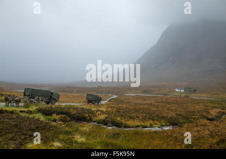 Soldaten bereiten sich auf eine Wanderung am Fuße des Stobe Derg, die am östlichen Ende der Pass von Glencoe, schottischen Highlands ist. Stockfoto