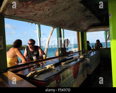 Caye Caulker, Belize. 18. April 2012. Touristen genießen Sie einen Cocktail an der Bar Lazy Lizard. Julie Rogers/ZUMAPRESS.com/Alamy © Live-Nachrichten Stockfoto