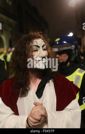 London, UK 5. November 2015. Tausende kamen "Million Mask März" im Zentrum von London in Guy Fawkes Nacht. Sporadische Auseinandersetzungen mit der Polizei führte zu einer Reihe von Verhaftungen bei der Demonstration gegen den Kapitalismus.  Bildnachweis: Finn Nocher / Alamy Live News Stockfoto