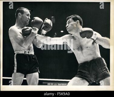 1968 - Curvis Prods mit A rechts: britische Welterweight champion Brian Curvis, rechts, stochert, ein Recht, das die erhöhte Wache von Guy Sumlin von Pritcard, Alabama, während heute Abend 10 April über indoor Stadium Wembleys dringt. Sumlin gewann auf einem technischen KO in der acht Runde von ihren geplanten zehn Allrounder. © Keystone Bilder USA/ZUMAPRESS.com/Alamy Live-Nachrichten Stockfoto