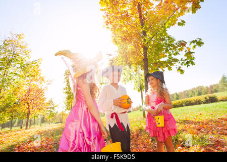 Kinder in Kostümen während Halloween mit Kürbis Stockfoto