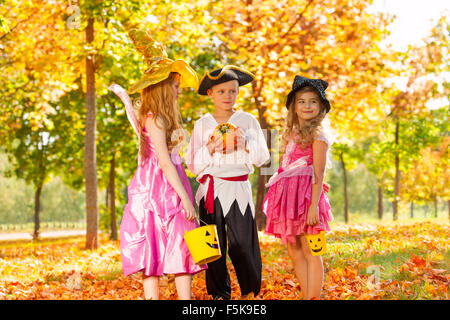 Glückliche Kinder in Halloween-Kostümen stehen Stockfoto