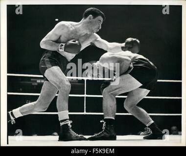 1968 - Sumlin Enten links Kreuz: Brian Curvis, britische Weltmeister im Weltergewicht, links, links überqueren an Guy Sumlin Pritchard, Alabama, die Enten aus der Gefahrenzone während April 10, Würfe bestritten indoor Wembley-Stadion. Sumlin gewann auf einem technischen Ko in Runde acht. © Keystone Bilder USA/ZUMAPRESS.com/Alamy Live-Nachrichten Stockfoto