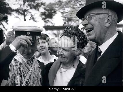 1968 - D'you wie meine Mütze? Kronprinz Carl Gustaf gebeten, seine Mutter, Prinzessin Sibylla und Großvater Gustaf VI Adolf, König von Schweden. Sie schienen zu tun, so © Keystone Bilder USA/ZUMAPRESS.com/Alamy Live-Nachrichten Stockfoto