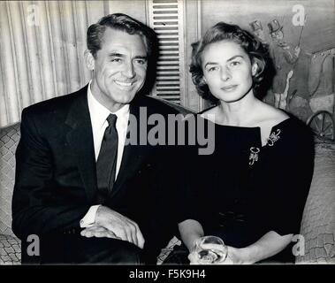 London, UK, UK 2. Oktober 1960. Schauspieler CARY GRANT (geb. Archibald Leach) entgangen sein Privatleben durch den Beitritt einer akrobatischen Truppe, wo er ein Stelzenläufer-Walker wurde. Gelegenheitsjobs hielt ihn bis er versucht, handeln, und wurde als vielleicht das wichtigste Vorbild debonair Hauptdarsteller, hübsch, witzig und charmant. Bild: Cary Grant mit Co-Star Schauspielerin INGRID BERGMAN. © Keystone Bilder USA/ZUMAPRESS.com/Alamy Live-Nachrichten Stockfoto