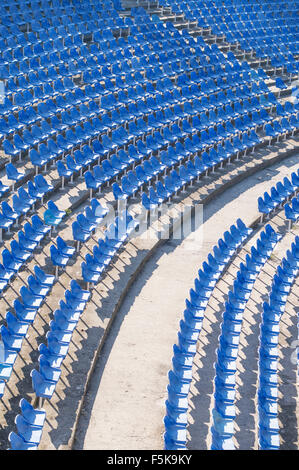 Leere blaue Stühle in einer leeren Amphitheater-Halle Stockfoto