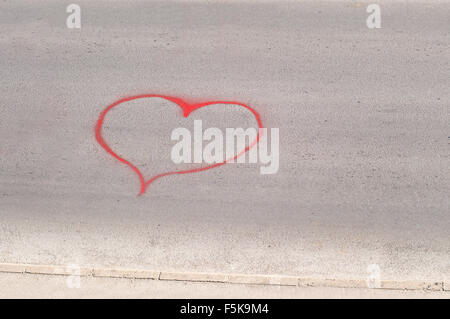 Herzform gezeichnet auf einer Straße Asphalt durch ein spray Stockfoto