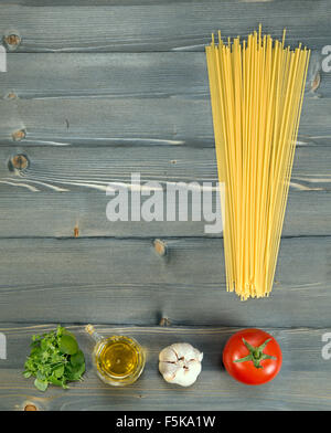 Grundzutaten für das Kochen Spaghetti auf einem Holztisch Stockfoto