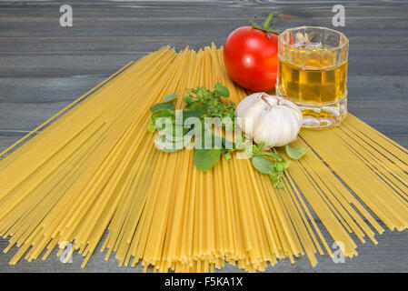 Grundzutaten für das Kochen Spaghetti auf einem Holztisch Stockfoto