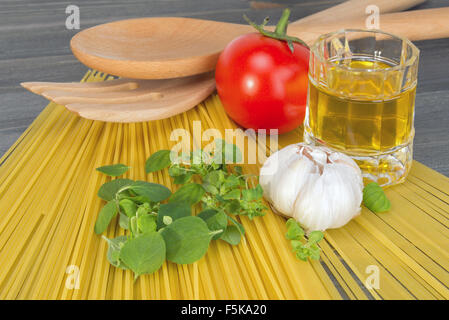 Grundzutaten für das Kochen Spaghetti auf einem Holztisch Stockfoto