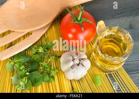 Grundzutaten für das Kochen Spaghetti auf einem Holztisch Stockfoto