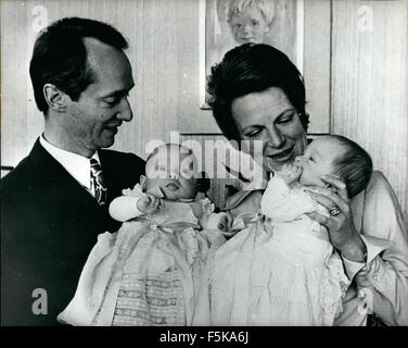 1968 - Prinzessin Irene und Zwillinge: Prinzessin Irene der Niederlande und ihr Ehemann Prinz Carlos Hugo von Bourbon-Parma, im Bild vor kurzem im Soestdijk Palace, wo sie aufgehalten habe, mit ihren Zwillingen, Marguerita Prinzessin und Prinz Jaime Bernardo, die im Oktober letzten Jahres geboren wurden. © Keystone Bilder USA/ZUMAPRESS.com/Alamy Live-Nachrichten Stockfoto