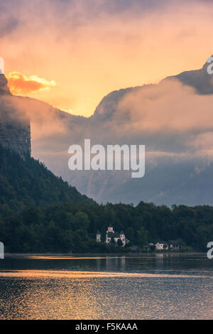 Sonnenaufgang am Schloss (Schloss) Grub auf der (siehe) Hallstätter See, Österreich Stockfoto