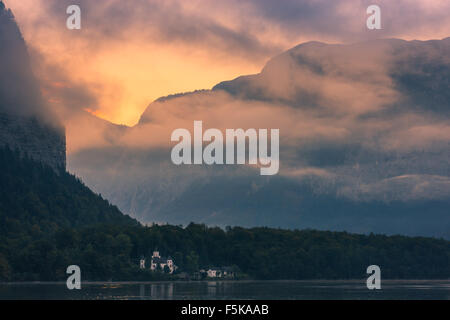 Sonnenaufgang am Schloss (Schloss) Grub auf der (siehe) Hallstätter See, Österreich Stockfoto