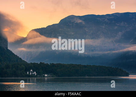 Sonnenaufgang am Schloss (Schloss) Grub auf der (siehe) Hallstätter See, Österreich Stockfoto