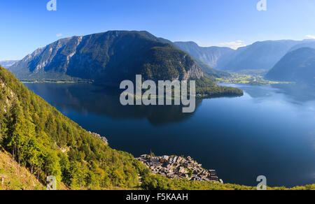 Luftbild auf Hallstatt, in oberen Österreich ist ein Dorf im Salzkammergut, einer Region in Österreich. Stockfoto