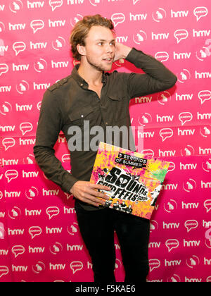 Glasgow, Vereinigtes Königreich. 5. November 2015. Ashton Irwin von 5 Sekunden des Sommers bei HMV in Glasgow, Kopien von dort Aktuelles Album "Sounds Good Feels Good" melden und den Start ihres ersten Films bei GFT zu besuchen. Glasgow, Schottland, 5. November 2015 Credit: Sam Kovak/Alamy Live-Nachrichten Stockfoto