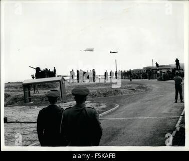 1968 - Demonstration der US-Armee neue 75 mm. Skysweeper Flak der United States Army neue 75 mm Skysweeper, großkalibrigen Waffe automatischen Anti-Aircraft Artillerie bei Radio beschossen gesteuert und abgeschleppt Ziele vor hohen ranking der britischen Armee Funktionäre und Mitglieder der Presse Weybourne, Norfolk, heute. Die neue Waffe zu finden und verfolgen kann ist anfliegende Luftfahrzeuge so weit entfernt wie 15 Meilen in der Lage von Feuern auf die besiegte Luftziele so weit entfernt wie vier Meilen. Die Waffe, ausgestattet mit Radar, Computer und Pistole auf einen Wagen zu betreiben, Tages-und Nachtzeit unabhängig von weathe Stockfoto