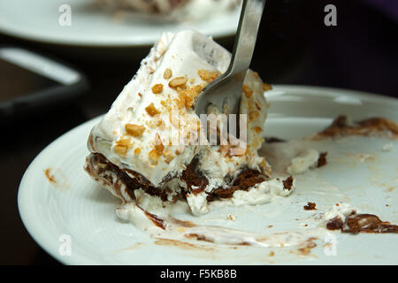 Ein schokoladiges Dessert aus Eis und Kuchen. Stockfoto