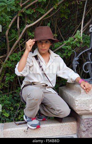 Ein Junge wie Indiana Jones in einem Kostüm gekleidet. Stockfoto