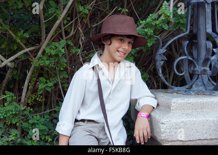 Ein Junge wie Indiana Jones in einem Kostüm gekleidet. Stockfoto