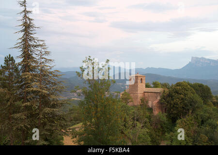 Ein Blick aus dem kleinen Dorf Gigors der romanischen Kirche St. Peter und die bergige Landschaft des Vercors. La Drôme, Frankreich. Stockfoto