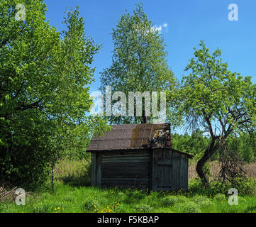 Alte hölzerne Scheune im Dorf. Stockfoto