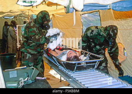 Washington DC. April 30-1997 Mitglieder die uns Marine Corps chemische / biologische Incident Response Force für Bilder darstellen, wie sie das Publikum in einer Übung auf dem Capitol Hill in Washington vorgestellt wurden. Bildnachweis: Mark Reinstein Stockfoto