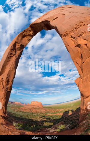 Royal oder Gregg Arch, Navajo Wildlands, Arizona Luckachukai Berge Stockfoto