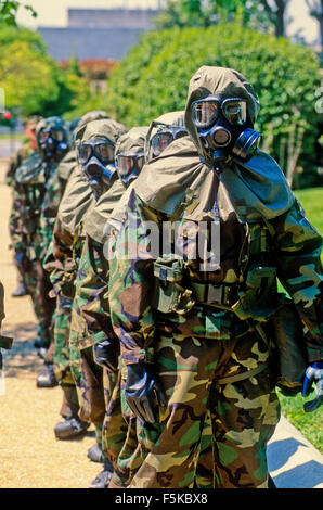 Washington DC. April 30-1997 Mitglieder die uns Marine Corps chemische / biologische Incident Response Force für Bilder darstellen, wie sie das Publikum in einer Übung auf dem Capitol Hill in Washington vorgestellt wurden. Bildnachweis: Mark Reinstein Stockfoto