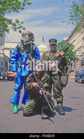 Washington DC. April 30-1997 Mitglieder die uns Marine Corps chemische / biologische Incident Response Force für Bilder darstellen, wie sie das Publikum in einer Übung auf dem Capitol Hill in Washington vorgestellt wurden. Bildnachweis: Mark Reinstein Stockfoto