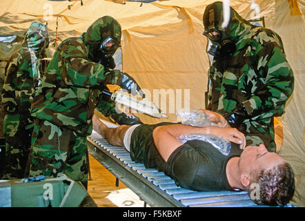 Washington DC. April 30-1997 Mitglieder die uns Marine Corps chemische / biologische Incident Response Force für Bilder darstellen, wie sie das Publikum in einer Übung auf dem Capitol Hill in Washington vorgestellt wurden. Bildnachweis: Mark Reinstein Stockfoto