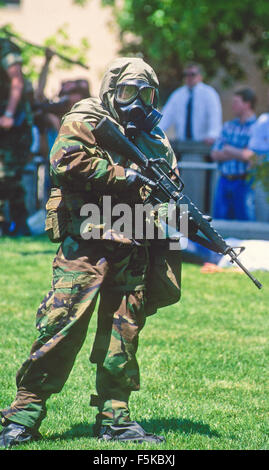 Washington DC. April 30-1997 Mitglieder die uns Marine Corps chemische / biologische Incident Response Force für Bilder darstellen, wie sie das Publikum in einer Übung auf dem Capitol Hill in Washington vorgestellt wurden. Bildnachweis: Mark Reinstein Stockfoto