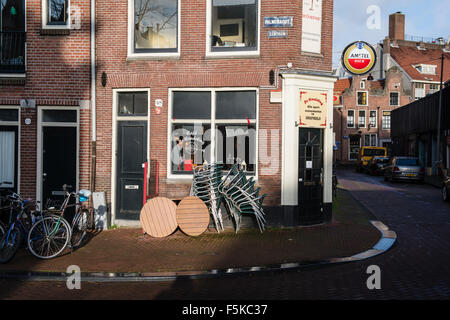 13. Januar 2014, Amsterdam, Niederlande-Kneipe an der Ecke der Palmgracht eines der ruhigen Straßen im Jordaan Stockfoto