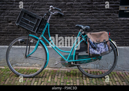 13. Januar 2014, sind Amsterdam, Niederlande bunte Fahrräder geparkt überall in der Stadt Amsterdam. Stockfoto