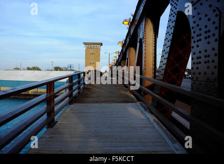 Stop-Schild auf der E.95th Street Bridge über den Calumet River, Chicago, Illinois angehoben wird. Film Szene im Film "The Blues Brothers". Stockfoto