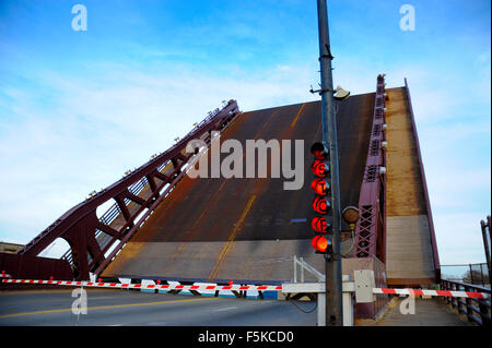 Stop-Schild auf der E.95th Street Bridge über den Calumet River, Chicago, Illinois angehoben wird. Film Szene im Film "The Blues Brothers". Stockfoto