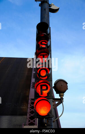 Stop-Schild auf der E. 95th Street Brücke angehoben über den Calumet River, Chicago, Illinois Stockfoto