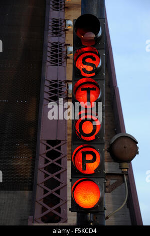 Stop-Schild auf der E. 95th Street Brücke angehoben über den Calumet River, Chicago, Illinois Stockfoto