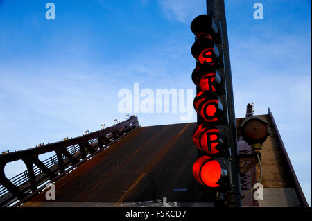 Stop-Schild auf der E.95th Street Bridge über den Calumet River, Chicago, Illinois angehoben wird. Film Szene im Film "The Blues Brothers". Stockfoto