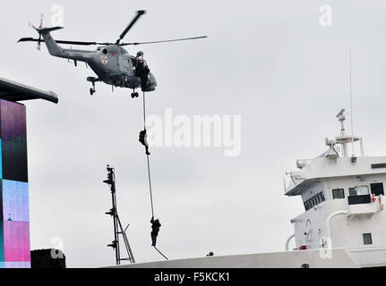 Lissabon, Portugal. 5. November 2015. Soldaten der besonderen Kraft Einheit Board ein Schiffes durch ein Seil während der NATO "Trident Scheideweg" militärische Übung in Troia, rund 130 Kilometer südlich von Lissabon, Portugal, 5. November 2015. Die Alliierten Streitkräfte am Donnerstag praktiziert Hafen von Operationen, eine amphibische Strand Angriff und ein Internat Schiffsbetrieb, einen Sicherheits-Check für geschmuggelte Waffen zu simulieren. © Zhang Liyun/Xinhua/Alamy Live-Nachrichten Stockfoto