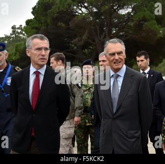 Lissabon, Portugal. 5. November 2015. NATO Secretary General Jens Stoltenberg (L) und Portuguese President Anibal Cavaco Silva (R) kommen für die NATO "Trident Scheideweg" militärische Übung in Troia, rund 130 Kilometer südlich von Lissabon, Portugal, am 5. November 2015. Die Alliierten Streitkräfte am Donnerstag praktiziert Hafen von Operationen, eine amphibische Strand Angriff und ein Internat Schiffsbetrieb, einen Sicherheits-Check für geschmuggelte Waffen zu simulieren. © Zhang Liyun/Xinhua/Alamy Live-Nachrichten Stockfoto