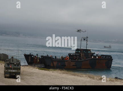 Lissabon, Portugal. 5. November 2015. NATO-Soldaten beteiligen sich an einen Strand amphibischen Angriff während der NATO "Trident Scheideweg" militärische Übung in Troia, rund 130 Kilometer südlich von Lissabon, Portugal, am 5. November 2015. Die Alliierten Streitkräfte am Donnerstag praktiziert Hafen von Operationen, eine amphibische Strand Angriff und ein Internat Schiffsbetrieb, einen Sicherheits-Check für geschmuggelte Waffen zu simulieren. © Zhang Liyun/Xinhua/Alamy Live-Nachrichten Stockfoto