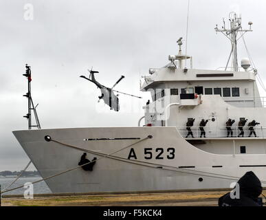 Lissabon, Portugal. 5. November 2015. Eine Spezialeinheit Einheit Wache auf einem Schiff während der NATO "Trident Scheideweg" militärische Übung in Troia, rund 130 Kilometer südlich von Lissabon, Portugal, am 5. November 2015. Die Alliierten Streitkräfte am Donnerstag praktiziert Hafen von Operationen, eine amphibische Strand Angriff und ein Internat Schiffsbetrieb, einen Sicherheits-Check für geschmuggelte Waffen zu simulieren. © Zhang Liyun/Xinhua/Alamy Live-Nachrichten Stockfoto