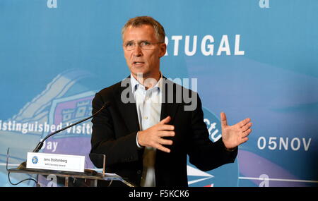 Lissabon, Portugal. 5. November 2015. NATO-Generalsekretär Jens Stoltenberg Gesten während einer Pressekonferenz nach der NATO "Trident Scheideweg" militärische Übung in Troia, rund 130 Kilometer südlich von Lissabon, Portugal, am 5. November 2015. Die Alliierten Streitkräfte am Donnerstag praktiziert Hafen von Operationen, eine amphibische Strand Angriff und ein Internat Schiffsbetrieb, einen Sicherheits-Check für geschmuggelte Waffen zu simulieren. © Zhang Liyun/Xinhua/Alamy Live-Nachrichten Stockfoto