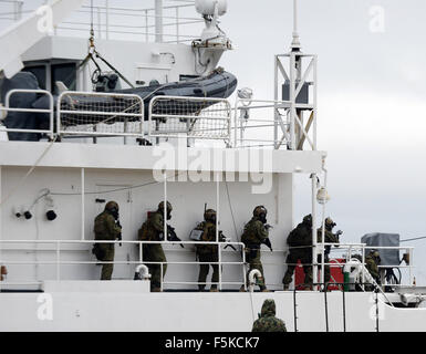 Lissabon, Portugal. 5. November 2015. Eine Spezialeinheit Einheit Wache auf einem Schiff während der NATO "Trident Scheideweg" militärische Übung in Troia, rund 130 Kilometer südlich von Lissabon, Portugal, am 5. November 2015. Die Alliierten Streitkräfte am Donnerstag praktiziert Hafen von Operationen, eine amphibische Strand Angriff und ein Internat Schiffsbetrieb, einen Sicherheits-Check für geschmuggelte Waffen zu simulieren. © Zhang Liyun/Xinhua/Alamy Live-Nachrichten Stockfoto