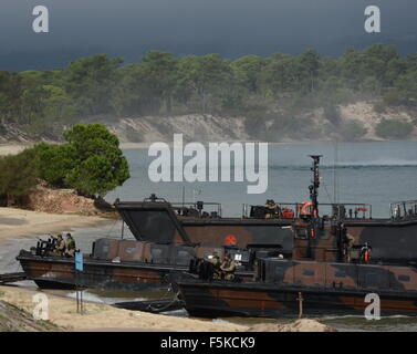 Lissabon, Portugal. 5. November 2015. NATO-Soldaten beteiligen sich an einen Strand amphibischen Angriff während der NATO "Trident Scheideweg" militärische Übung in Troia, rund 130 Kilometer südlich von Lissabon, Portugal, am 5. November 2015. Die Alliierten Streitkräfte am Donnerstag praktiziert Hafen von Operationen, eine amphibische Strand Angriff und ein Internat Schiffsbetrieb, einen Sicherheits-Check für geschmuggelte Waffen zu simulieren. © Zhang Liyun/Xinhua/Alamy Live-Nachrichten Stockfoto