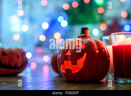 Halloween-Kürbisse und Candel auf dem Holz und bunten Bokeh-Hintergrund Stockfoto