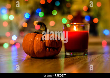 Halloween-Kürbisse und Candel auf dem Holz und bunten Bokeh-Hintergrund Stockfoto