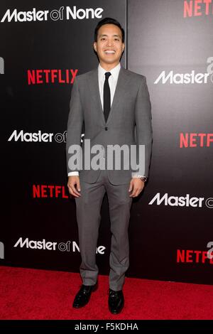 New York, NY, USA. 5. November 2015. Alan Yang im Ankunftsbereich für MASTER OF NONE Serie Premiere auf NETFLIX, AMC Loews 19th Street East, New York, NY 5. November 2015. Bildnachweis: Jason Smith/Everett Collection/Alamy Live-Nachrichten Stockfoto